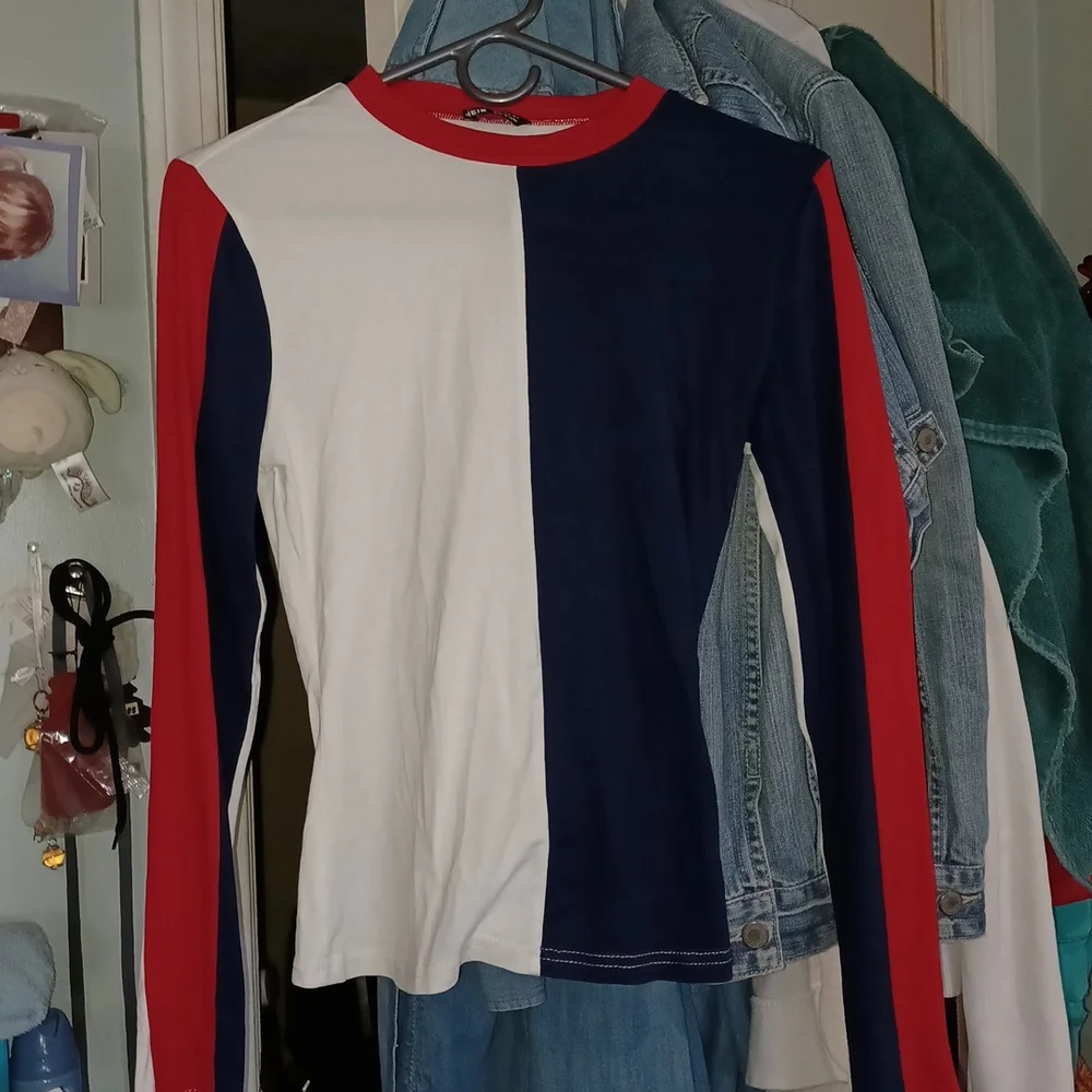 😀2/$12 New thin long sleeve - Picture 4 of 4